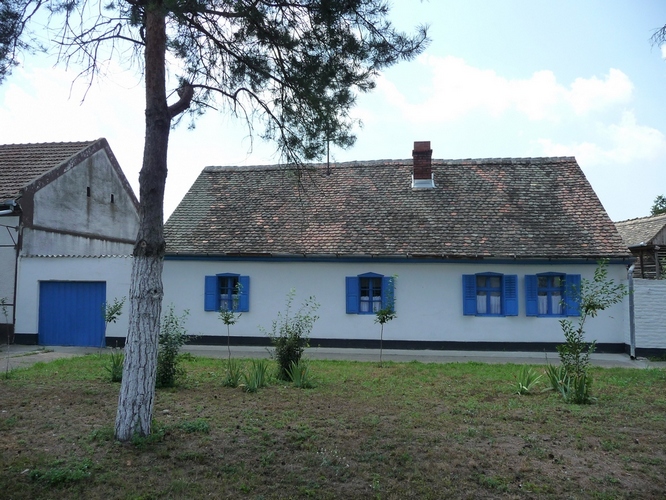 Tradicionalna slovačka kuća muzeja sa plavim prozorima